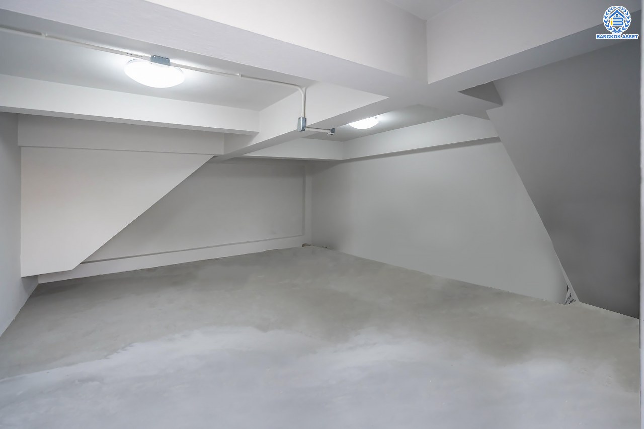 บ้านมือสองตกแต่งใหม่ ดีไซน์สวย โครงการ ลาดพร้าว130 ลาดพร้าว หลังใหญ่ถึง 154 ตร.ว. ฟังก์ชัน 4 ห้องนอน 5 ห้องน้ำ 1 ห้องแม่บ้าน จอดรถได้ 2 คัน พื้นที่ใช้สอยกว่า 589 ตร.ม. รองรับทุกกิจกรรม บนทำเลเชื่อมต่อหลายเส้นทาง อาทิ ถนนรัชดาภิเษก, ถนนเสรีไทย, ถนนรามคำแหง ใกล้จุดขึ้นทางด่วน "ฉลองรัช" ใกล้รถไฟฟ้าสายสีเหลือง "สถานีลาดพร้าว101" และรถไฟฟ้าสายสีส้ม "หัวหมาก"